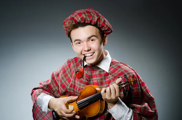 Funny scotsman with violin fiddle — Stock Photo, Image