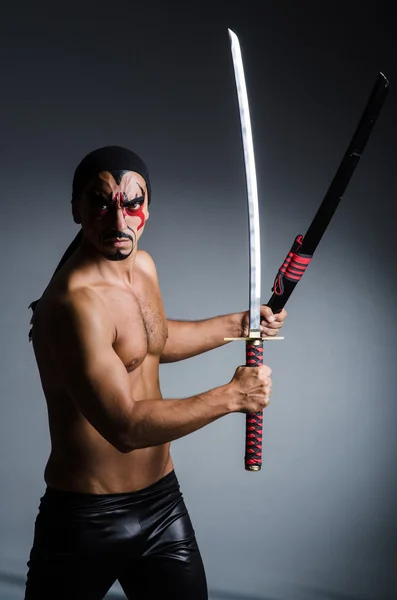 Hombre con espada y pintura facial —  Fotos de Stock