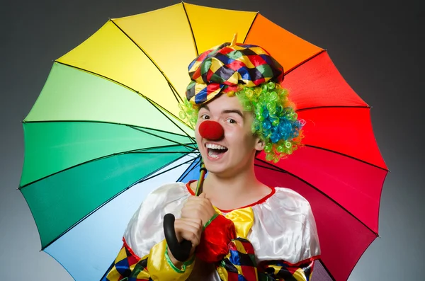 Grappige clown met kleurrijke paraplu — Stockfoto