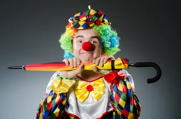 Grappige clown met kleurrijke paraplu — Stockfoto