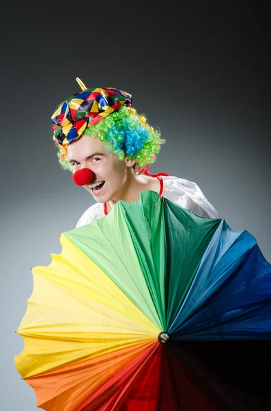 Palhaço engraçado com guarda-chuva colorido — Fotografia de Stock