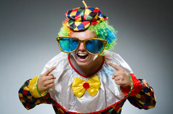 Clown drôle avec des lunettes de soleil géantes — Photo