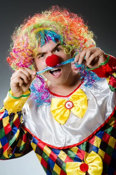 Grappig clown in de studio — Stockfoto