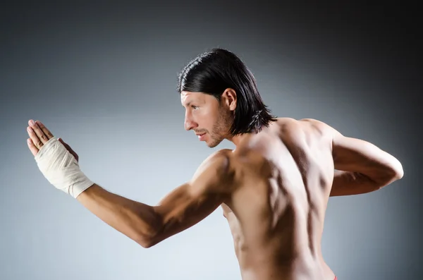 Experto en artes marciales rasgado — Foto de Stock