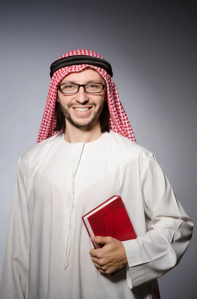 Arabiska mannen med bok — Stockfoto