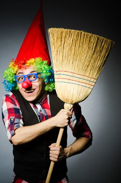 Grappige clown met de bezem — Stockfoto