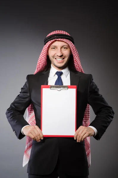 Hombre árabe con aglutinante de papel — Foto de Stock