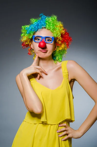 Grappige vrouw in clown dressing — Stockfoto