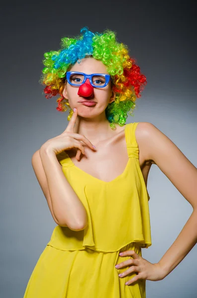 Mulher engraçada em molho de palhaço — Fotografia de Stock