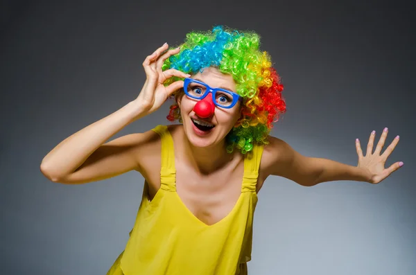 Śmieszne kobieta w clown ubiera — Zdjęcie stockowe