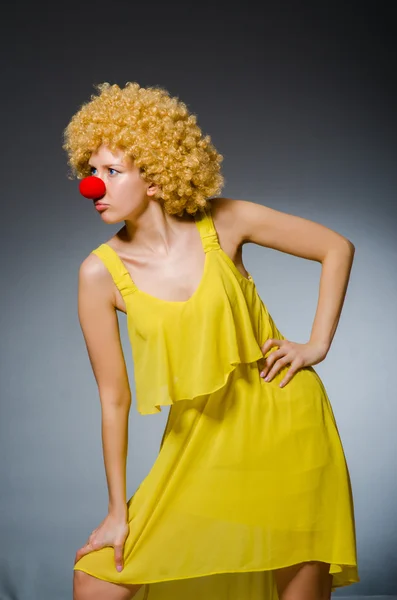 Śmieszne kobieta w clown ubiera — Zdjęcie stockowe