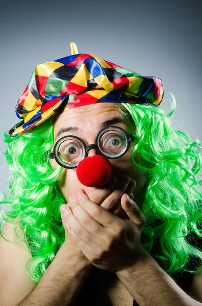 Drôle clown couvrir sa bouche avec mains — Photo