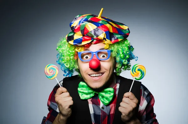 Rolig clown med söt lollipop — Stockfoto