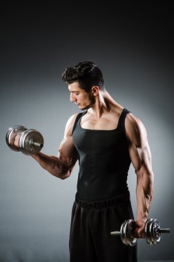 kaslı vücut geliştirmeci