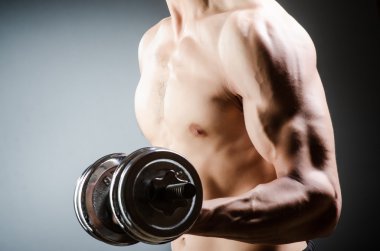 vücut geliştirmeci dumbbells ile