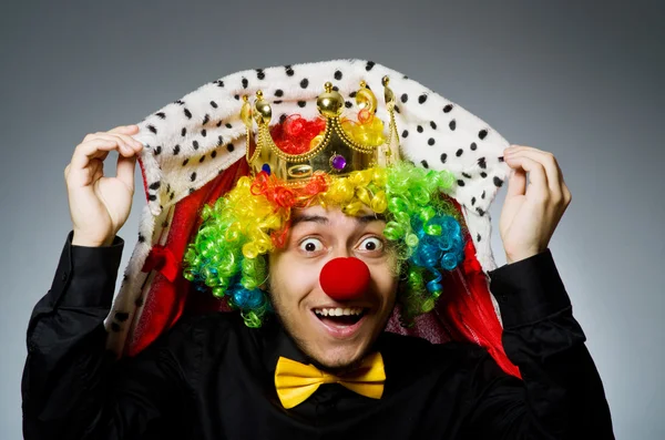 Affärsman i kung clown kostym — Stockfoto