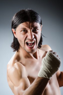 Dövüş sanatları uzmanı sökük