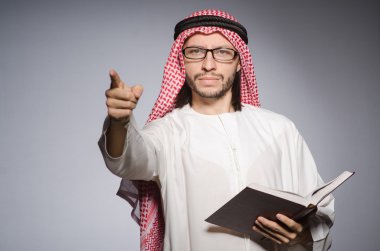 Arap adam sanal düğmeye basıyor