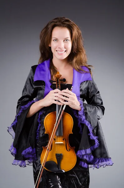바이올린을 가진 여성 예술가 — 스톡 사진