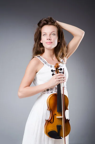 Žena umělec s housle — Stock fotografie