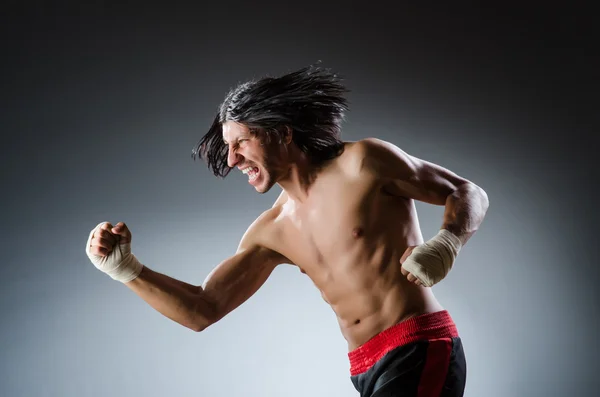 Experto en artes marciales rasgado —  Fotos de Stock