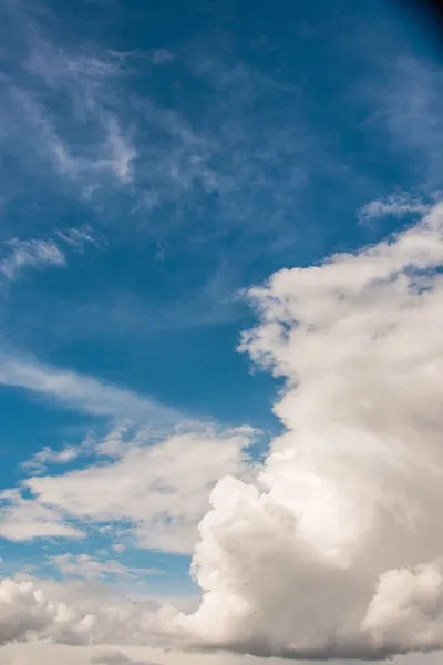 Céu azul brilhante — Fotografia de Stock