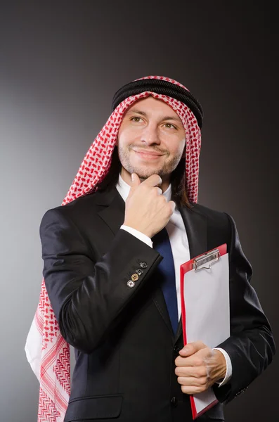 Homme arabe avec reliure en papier — Photo