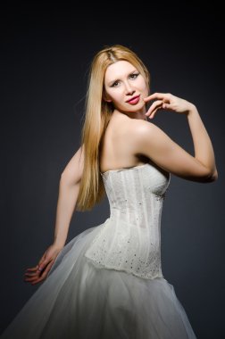 Beyaz elbisesi içinde gelin