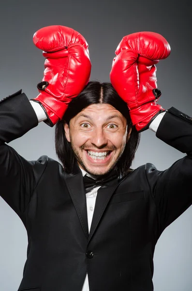 Geschäftsmann mit Boxhandschuhen — Stockfoto