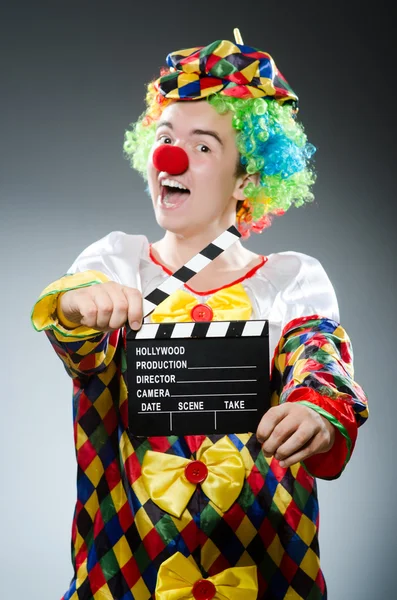 Clown avec plateau de cinéma — Photo