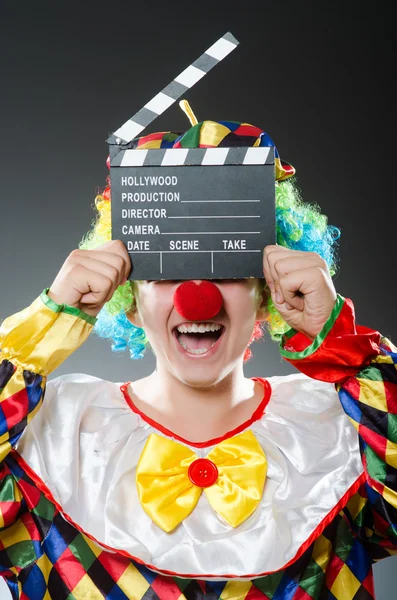 Clown avec plateau de cinéma — Photo