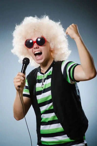 Mann in Afroperücke singt — Stockfoto