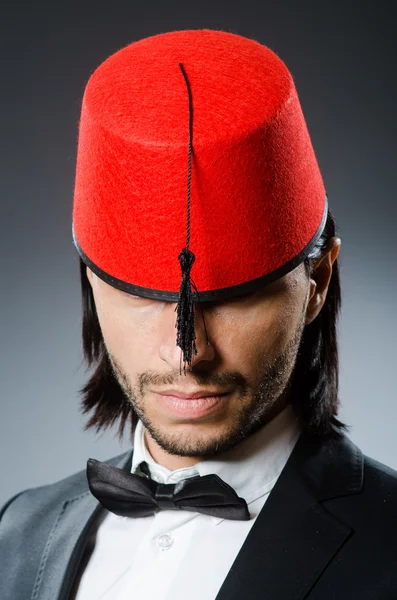 Людина в традиційному турецькому капелюсі — стокове фото
