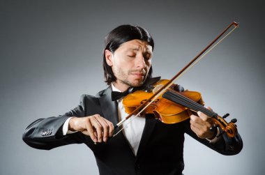 Müzisyen konseptinde keman çalan adam