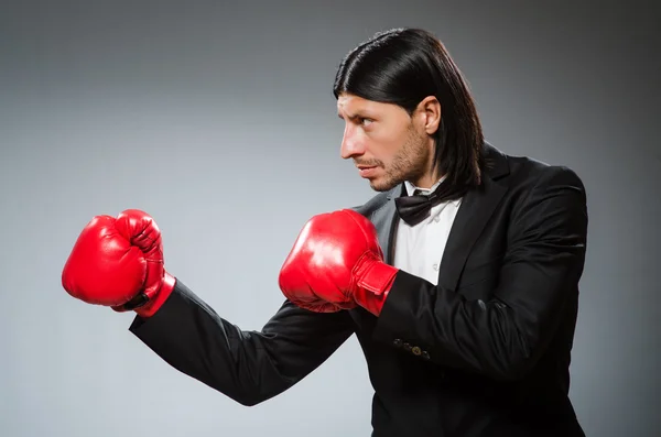 Man zakenman met bokshandschoenen — Stockfoto