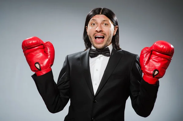 Hombre hombre de negocios con guantes de boxeo — Foto de Stock