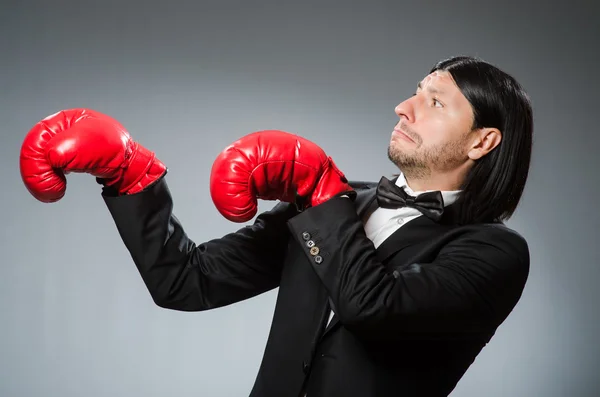 Muž podnikatel s Boxerské rukavice — Stock fotografie