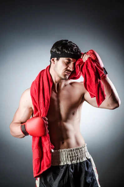 Gants musclés de boxeur avec gants rouges — Photo