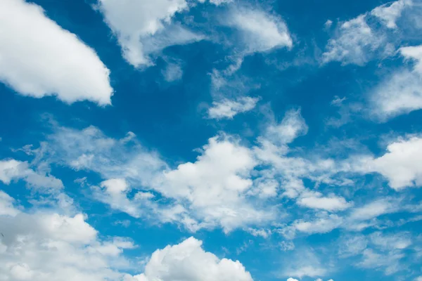 Nuvoloso paesaggio di cielo blu brillante — Foto Stock