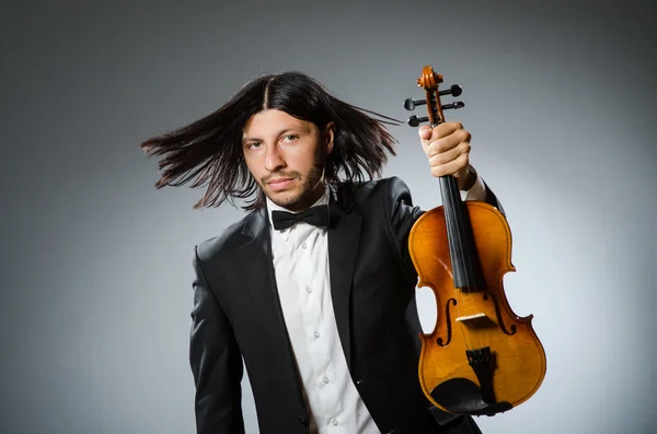 Mann Geigenspieler im musikalischen Konzept — Stockfoto