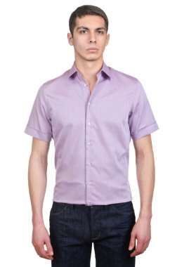 Beyaz gömlekli erkek model.