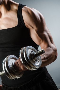 kas yırtık vücut geliştirmeci dumbbells ile