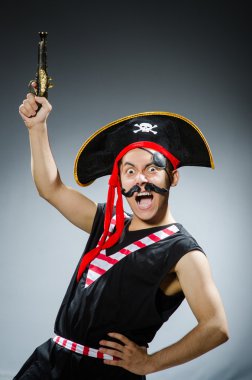 Karanlık stüdyodaki komik korsan.