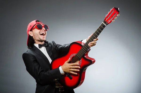 Joueur de guitare drôle en studio — Photo