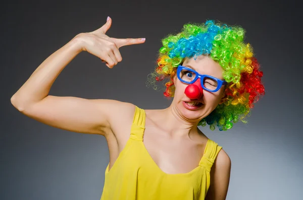 Legrační žena v klaun dresinkem — Stock fotografie