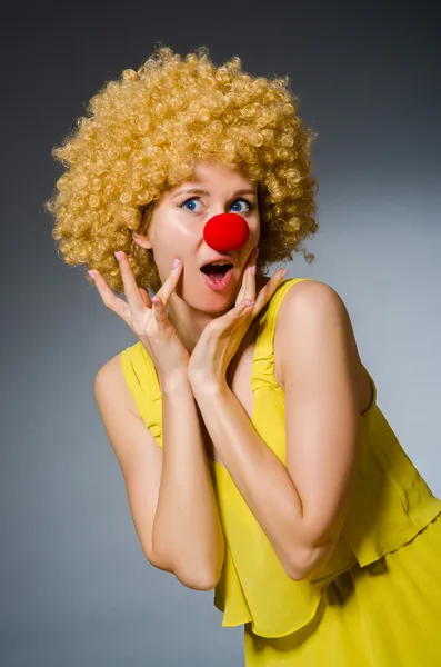 Смешная женщина в костюме клоуна — стоковое фото