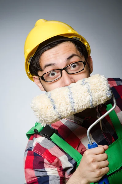 Artiste peintre drôle avec casque et rouleau — Photo