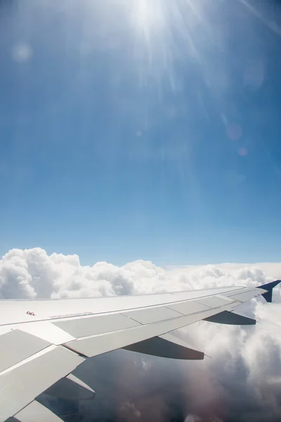 Крило літака з вікна — стокове фото