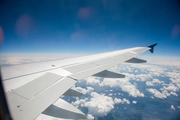 Flygplansvingen ut genom fönstret — Stockfoto