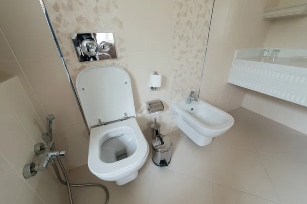 Toaleta w nowoczesnym wnętrzu — Zdjęcie stockowe
